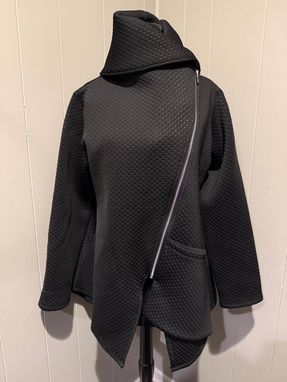 B38 Jason Women's Medium Black Asymmetrical Quilted Jacket